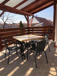 drewniany stół i krzesła na patio w obiekcie Mormota Vendégház w Mezőkövesd +37 zdjęć
