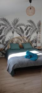 a bedroom with a bed with blue towels on it at L'Escale Bretonne 4 personnes, proche mer, jardin privé clos et indépendant, appartement en rez de chaussé in Le Guilvinec