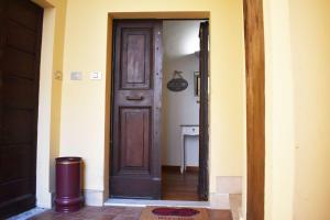 um corredor com uma porta de madeira numa casa em VG [VIA DEL CORSO 5 STELLE] Luxury apartment em Roma