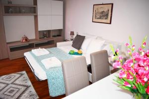 Tempat tidur dalam kamar di VG [VIA DEL CORSO 5 STELLE] Luxury apartment
