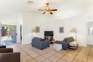 Sonesta Tucson home في توسان: غرفة معيشة مع كرسيين ومروحة سقف