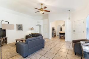 Sonesta Tucson home في توسان: غرفة معيشة مع كنبتين ومروحة سقف