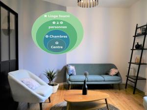 - un salon avec un canapé et une table dans l'établissement Appartement le Flatiron - 4 chambres, à Tarbes