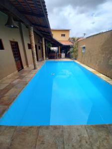 uma grande piscina azul numa casa em Pousada Pouso Da Praia em Cumbuco