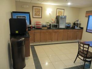 ein Wartezimmer mit einer Theke mit einem Computer darauf in der Unterkunft Quality Inn Winder, GA in Winder