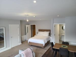 Postel nebo postele na pokoji v ubytování Quay St Apartment