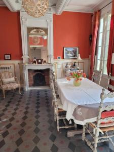 comedor con mesa y chimenea en La Sorga de Vida, en Quarante