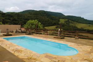 The swimming pool at or close to Incrivel chacara com pisc e churrasq em Extrema MG