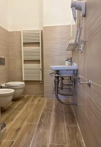 A bathroom at Gelso Még 37 kép