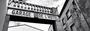 a street sign on the side of a building at Hôtel Restaurant de France in Castelnaudary