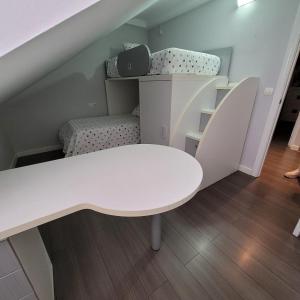 uma mesa branca e uma cadeira num quarto em Matilla Place em Baeza