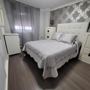 um quarto com uma cama grande e uma janela em Matilla Place em Baeza