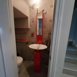 uma casa de banho com um lavatório branco e um WC. em Matilla Place em Baeza