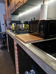 Kuchyňa alebo kuchynka v ubytovaní Apartament SPOKOLOKO Wiślańska Złoty B1