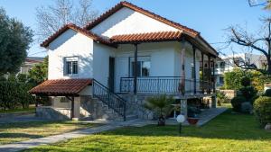 Το κτήριο όπου στεγάζεται  η παραθεριστική κατοικία