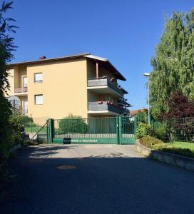 un edificio con una valla verde delante de él en Helvétia, en Thonon-les-Bains