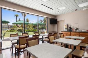 מסעדה או מקום אחר לאכול בו ב-Ramada by Wyndham Sunnyvale/Silicon Valley