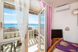 ein Zimmer mit Balkon und Meerblick in der Unterkunft Golden View Apartment in Duće