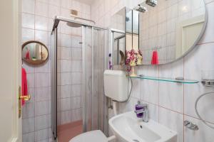 Ein Badezimmer in der Unterkunft Golden View Apartment