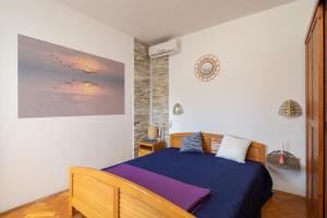 Ein Bett oder Betten in einem Zimmer der Unterkunft Golden View Apartment