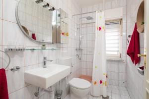 Ein Badezimmer in der Unterkunft Golden View Apartment