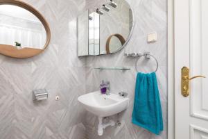 Ein Badezimmer in der Unterkunft Golden View Apartment