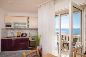 eine Küche mit Meerblick in der Unterkunft Golden View Apartment in Duće + 37 Fotos