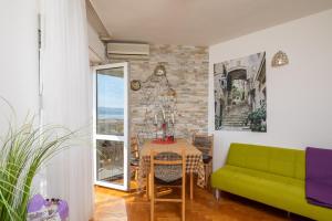 Ein Sitzbereich in der Unterkunft Golden View Apartment