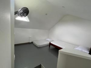 Habitación pequeña con 2 camas y luz en Casa en Girardot en Ricaurte