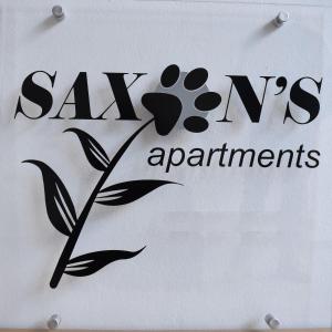 un cartello con l'impronta di una zampa e le organizzazioni di zampe di un cane di Saxon's Apartment a Chania
