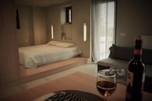 una camera con letto e una bottiglia di vino di Saxon's Apartment a Chania