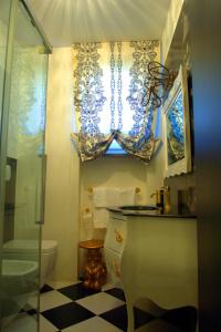 Un baño con lavabo, inodoro y ventana. en Ca de Cartocci, en Arezzo