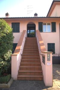 Un conjunto de escaleras que conducen a una casa en Ca de Cartocci, en Arezzo 4 fotos más