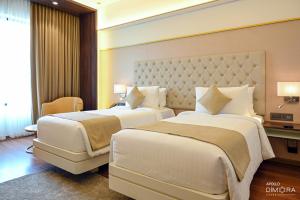 een hotelkamer met 2 bedden in een kamer bij Dimora Kozhikode in Kozhikode