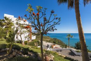 a house with a view of the ocean at Exclusivo apartamento de 2 dormitorios vista mar lateral in Torrox Costa