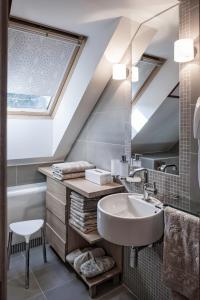 La salle de bains est pourvue d'un lavabo et d'une lucarne. dans l'établissement Guest House Kalska Domačija, à Semič