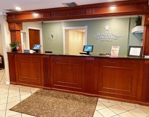 Ο χώρος του λόμπι ή της ρεσεψιόν στο Roadstar Hotel Zephyrhills +35 φωτογραφίες