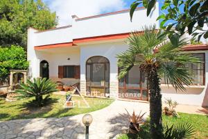 a villa with a view of the garden at GD Case Vacanza - Ville del Rio in Fontanelle