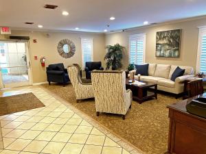 Χώρος καθιστικού στο Roadstar Hotel Zephyrhills