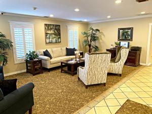 Χώρος καθιστικού στο Roadstar Hotel Zephyrhills