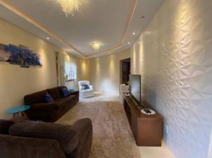 un salon avec un canapé et une télévision dans l'établissement Casa Espetacular no Centro da Serra, à Nova Friburgo