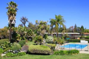 Uma vista da piscina em Ramada by Wyndham Sunnyvale/Silicon Valley ou nos arredores