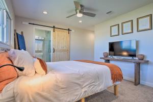 1 dormitorio con 1 cama y TV de pantalla plana en Palm Springs Pad with Outdoor Kitchen and Views!, en Palm Springs