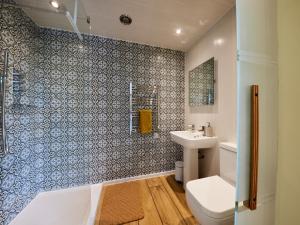 une salle de bain avec des toilettes blanches et un lavabo dans l'établissement Forest Farm Cottage, à Haywards Heath 16 autres photos
