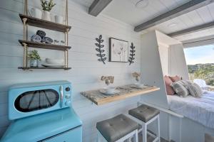 Posezení v ubytování Lakefront Container Studio Patio and Fire Pit!