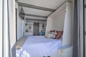 Postel nebo postele na pokoji v ubytování Lakefront Container Studio Patio and Fire Pit!