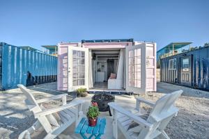 Balkón nebo terasa v ubytování Lakefront Container Studio Patio and Fire Pit!