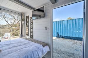 Postel nebo postele na pokoji v ubytování Lakefront Container Studio Patio and Fire Pit!