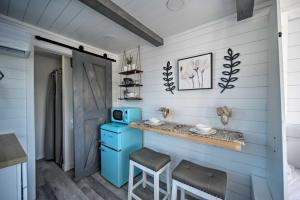 Fotografie z fotogalerie ubytování Lakefront Container Studio Patio and Fire Pit! v destinaci Canyon Lake