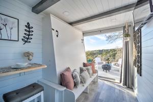 Posezení v ubytování Lakefront Container Studio Patio and Fire Pit!